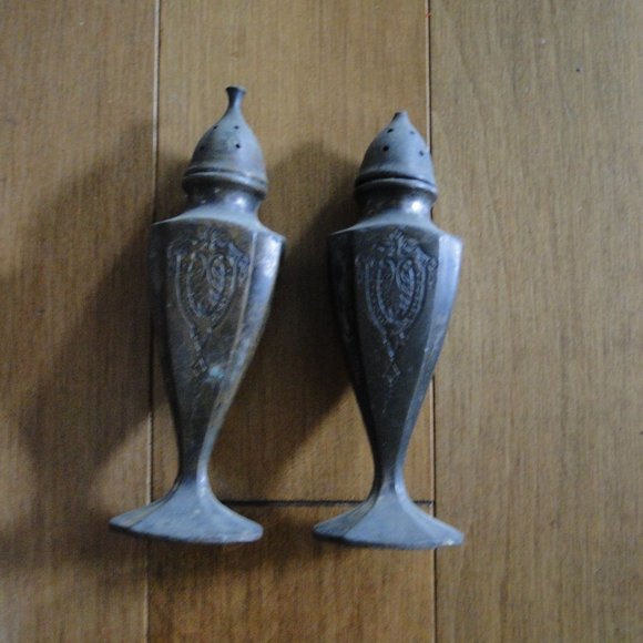 Antique Salt & Pepper  Silver Plate shakers - Picture 2 of 3